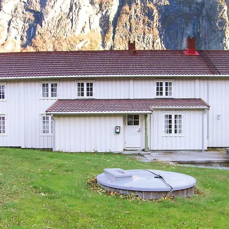 Holiday home Eresfjord Jovollstua *